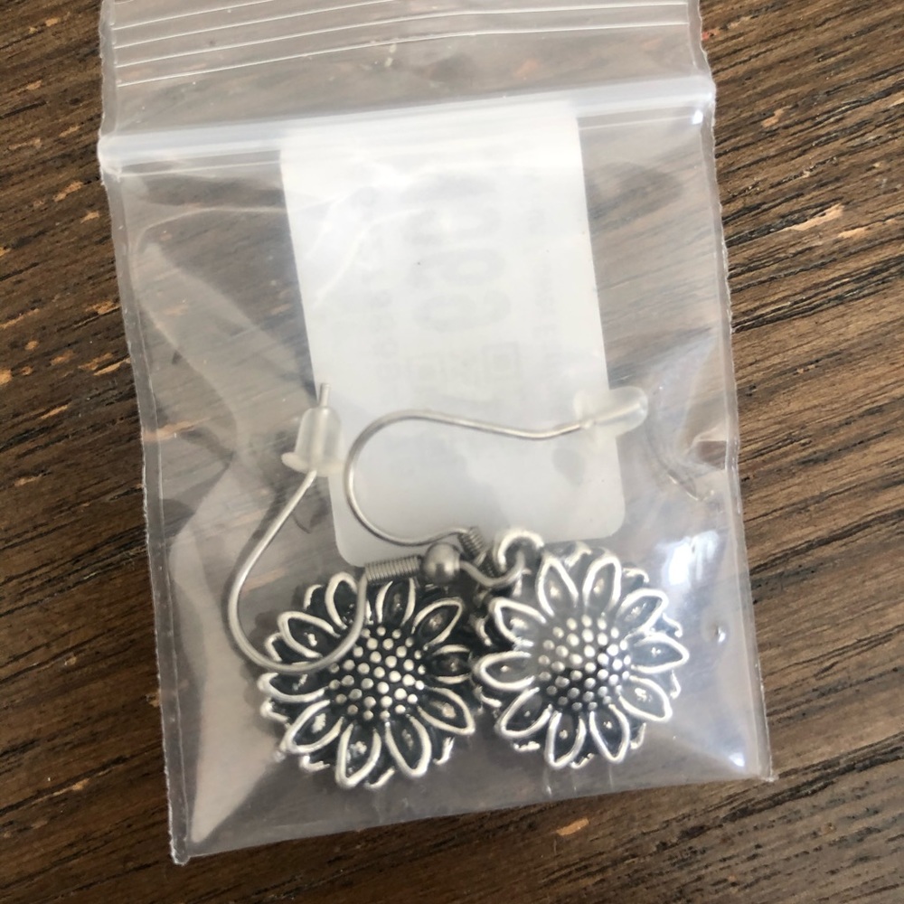 NWOT sunflower earrings